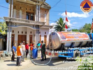 Rabu, 16 Agustus 2023. Distribusikan air bersih di Dsn. Sanggar Ds. Besuki Kec. Panggul.