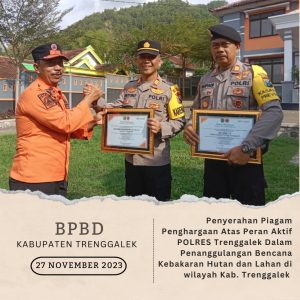 Penyerahan piagam penghargaan kepada Polres Trenggalek sebagai bentuk apresiasi dalam rangka mengantisipasi kebakaran hutan dan lahan di Kab. Trenggalek pada apel pagi ini Senin, 27 November 2023.