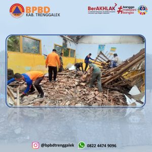 Kamis, 18 Januari 2024. Pembersihan Atap Ambruk di sekolah Madrasah Ibtidaiyah Al Hikmah Ds. Melis Kec. Gandusari