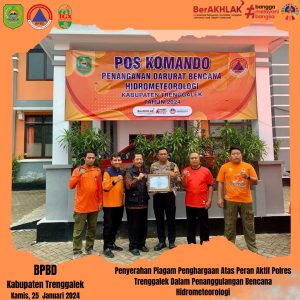 Kamis, 25 Januari 2024. Penyerahkan Piagam Penghargaan kepada AKP Mulyani , SE., M.Si Kasat Lantas Polres Trenggalek