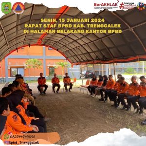 Senin, 15 Januari 2024. BPBD Kab. Trenggalek mengadakan rapat staf di Halaman belakang Kantor BPBD