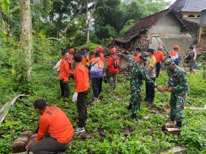 Kamis, 18 Januari 2024. BPBD Kab. Trenggalek Gotong Royong dengan Instansi Terkait