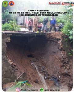 Senin tanggal 19 Februari 2024, terjadi hujan mulai pukul 14.00 sampai pukul 17.00 WIB mengakibatkan longsor di Desa Ngulungkulon jalan utama penghubung Kecamatan Munjungan dan Kecamatan Panggul.