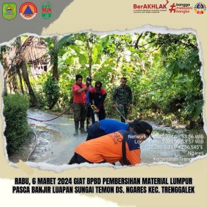 Rabu, 6 Maret 2024. Pembersiahan lumpur di jalan pasca banjir luapan Di Ds. Ngares Kec. Treggalek