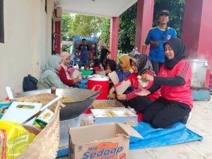 BPBD berkkolaborasi dengan Dinas Sosial Kab. Trenggalek dalam penyelenggaraan dapur umum bagi warga terdampak banjir 18-19 April 2024