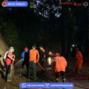 Minggu 21 April 2024. BPBD Kab. Trenggalek Melakukan Pembersihan lumpur sisa tanah longsor di KM 15 dan 20 Jln. Raya Trenggalek – Bendungan
