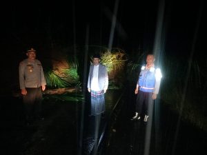 Kamis 18 April 2024. Pukul 22.30 WIB, Jalan Raya Trenggalek – Bendungan tertutup material longsor