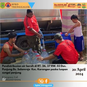 Sabtu 20 April 2024. BPBD Kab. Trenggalek melakukan pemenuhan air bersih, penyerahan paket sembako dan pembersihan material longsor