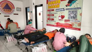 Selasa, 30 April 2024. Dalam rangka memperingati Hari Kesiapsiagaan Bencana Tahun 2024, Badan Penanggulangan Bencana Daerah Kabupaten Trenggalek berkolaborasi dengan Palang Merah Indonesia (PMI) Kabupaten Trenggalek mengadakan kegiatan donor darah yang bertempat di Kantor BPBD Kabupaten Trenggalek