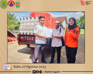 Rabu, 07 Agustus 2024. BPBD Kabupaten Trenggalek memberikan bantuan tandon air dan jerigen untuk Desa Ngembel Kec. Watulimo dan Desa Puru Kec. Suruh