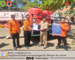 Senin, 12 Agustus 2024. BPBD Kabupaten Trenggalek mendistribusikan bantuan berupa tandon air dan jerigen untuk Desa Mlinjon Kec. Suruh