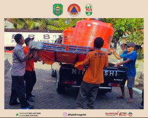 Selasa, 13 Agustus 2024. BPBD Kabupaten Trenggalek Memberikan Bantuan tandon air dan terpal untuk Desa Joho – Kecamatan Pule.