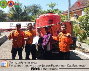 Senin, 12 Agustus 2024. BPBD Kabupaten Trenggalek memberikan bantuan berupa tandon air dan jerigen untuk Desa Masaran Kec. Bendungan
