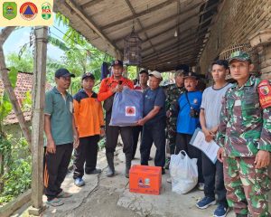 Minggu, 03 November 2024 BPBD Kab. Trenggalek mendistribusikan bantuan logistik bagi 4 rumah yang terdampak angin kencang di Ds. Karangan Kec. Karangan