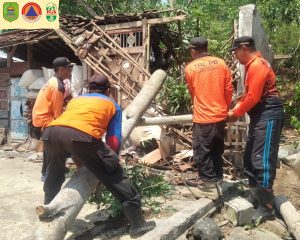Minggu, 3 November 2024 BPBD Kab. Trenggalek bersama TNI, Polri, Perangkat Desa dan Masyarakat melaksanakkan giat lanjutan penanganan pohon tumbang akibat angin kencang yg menimpa 4 rumah warga di RT. 28 RW. 07 Dsn. Karangan Ds. Karangan Kec. Trenggalek