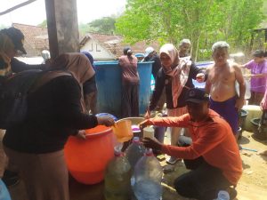 Minggu, 03 November 2024. BPBD Kabupaten Trenggalek Melakukan Pengiriman air bersih ke Ds Gador Kec Durenan, Ds Sumberejo Kec Durenan, Ds. Sambirejo Kec Trenggalek dan Ds. Jatiprahu Kec Karangan