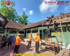 Senin, 23 Desember 2024, BPBD Trenggalek bersama Instansi Terkait Melakukan kerja bakti untuk membersihkan lokasi kejadian Atap Roboh MTs Miftahul Jannah