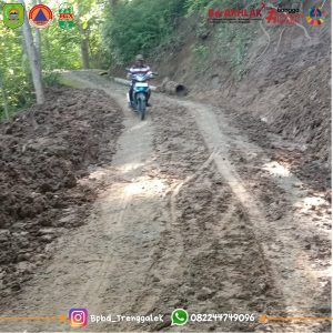 Hari ini Kamis, 19 Desember 2024 pembersihan material longsor yang menutup akses jalan warga RT. 17 RW. 07 Dsn. Sumbermadu Ds. Pucanganak Kec. Tugu sudah bisa dilewati.