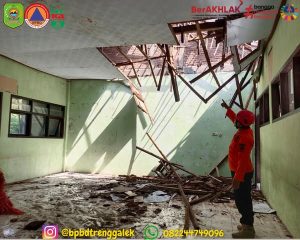Sabtu, 21 Desember 2024 BPBD Trenggalek melaksanakan cek lokasi terkait atap sekolah roboh di MTS Miftahul Jannah Parakan Trenggalek