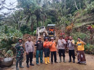 Hari ini, Sabtu 14 Desember 2024 Kalaksa BPBD Kab. Trenggalek meninjau langsung proses pembersihan material tanah longsor di RT 23 RW 06 Ds. Dukuh Kec. Watulimo