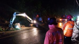 Minggu, 15 Desember 2024 Pembersihan Tanah Longsor Jalan Nasional Trenggalek-Ponorogo KM 17, Di Desa Nglingis, Kecamatan Tugu, Kabupaten Trenggalek