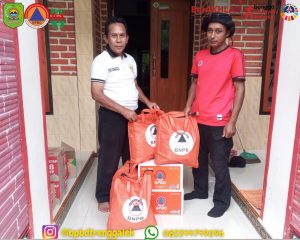 Selasa, 31 Desember 2024. BPBD Trenggalek memberikan bantuan logistik untuk mendukung kegiatan kerja bakti pembersihan material longsor di Desa Joho, Kecamatan Pule