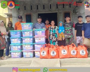 Kamis, 9 Januari 2025 BPBD Kabupaten Trenggalek melaksanakkan pendistribusian sembako bagi warga yang terdampak banjir di Ds. Ngares Kec. Trenggalek