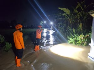 Pemantauan kondisi Banjir luapan di Dsn. Buret Ds. Buluagung Kec. Karangan akibat jebolnya saluran irigasi di Ds. Banaran Kec. Tugu Senin 24 Februari 2025 sekitar pukul 16.20 WIB.