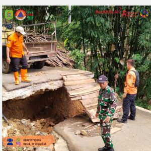 Senin, 17 Maret 2025 BPBD Trenggalek kembali melakukan peninjauan terhadap dampak tanah gerak yang terjadi di RT 23 RW 06 Desa Manggis, Kecamatan Panggul