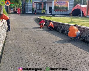 Menjelang libur panjang dan hari Raya Idul Fitri 1446H, BPBD Kab. Trenggalek mengadakan kerja bakti membersihkan lingkungan kantor, Kamis (27/03/2025)