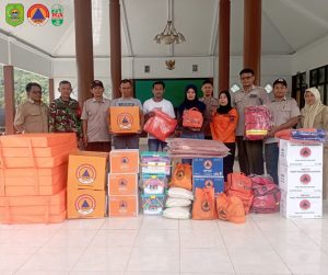 Selasa, 6 Mei 2025 BPBD Trenggalek melaksanakan pendistribusian bantuan logistik kepada warga terdampak tanah longsor yang terjadi pada 18 April 2025 di Desa Karangrejo Kec. Kampak