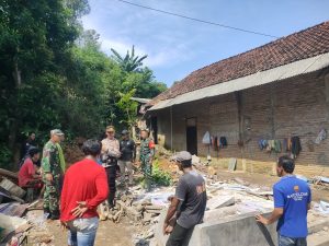 Kamis, 15 Mei 2025. Terjadi tanah longsor di rumah milik Bapak Supriyanto RT 35 RW 06 Dusun Karanggongso Desa Tasikmadu
