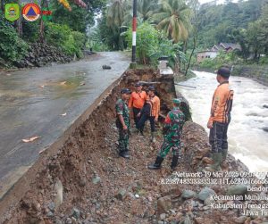 Minggu, 18 Mei 2025. TPJ / Bronjong di RT. 25 RW. 02 dengan tinggi 4,5 meter panjang 10 meter mengalami Amblas tergerus banjir di Desa Bangun Kec. munjungan
