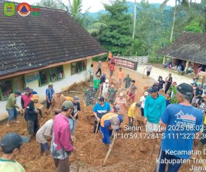 Senin, 19 Mei 2025. Lintas Sektor melakukan gotong royong membersihkan material longsor yang menutup akses jalan desa menuju sekolah MI Mifathul Huda