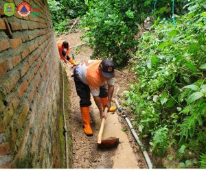 Senin, 19 Mei 2025. BPBD Kabupaten Trenggalek melaksanakan kerja bakti membersihkan material longsor yang menerjang rumah Sdr. Inah di RT. 04 RW. 02 Dusun Soko Desa Depok Kecamatan Bendungan
