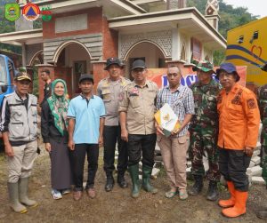 Pemberian santunan kepada korban tanah longsor di Desa Depok Kecamatan Bendungan Kabupaten Trenggalek