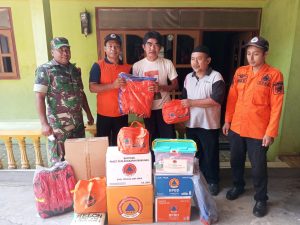 Kamis, 15 Mei 2025 BPBD Kab. Trenggalek memberikan bantuan logistik dan perlengkapan kebutuhan dasar kepada Bapak Pramukahar warga RT 21 RW 05 Dusun Jarakan Desa Karangsoko Kec. Trenggalek