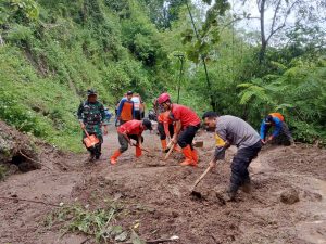 18 Mei 2025, BPBD Kabupaten Trenggalek bersama tim gabungan melaksanakan kegiatan pembersihan material longsor yang terjadi di Desa Sumberdadi Kec. Trenggalek