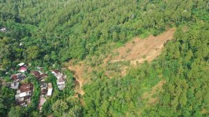 Senin, 19 Mei 2025. Terjadi tanah longsor di beberapa titik di Desa Depok Kecamatan Bendungan