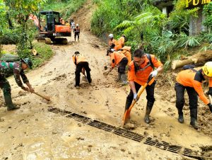 Update : Selasa, 20 Mei 2025. Penanganan longsor yang terjadi di Desa Depok Kecamatan Bendungan