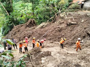 Selasa, 21 Mei 2025. Update pembersihan jalur dan Pencarian korban longsor di RT. 16 Dukuh Bon Agung Dsn. Pelasbawang Ds. Depok Kec. Bendungan Kab. Trenggalek