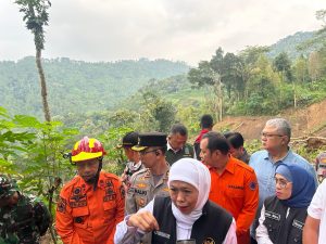 Kamis, 22 Mei 2025. Ibu Gubernur Jawa Timur meninjau korban terdampak tanah longsor di Desa Depok, Kecamatan Bendungan