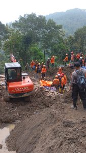 Kamis, 22 Mei 2025. Sekitar pukul 16.00, 2 jenazah korban tanah longsor di Ds. Depok Kecamatan Bendungan ditemukan