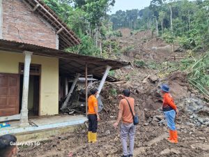 Senin, 26 Mei 2025. Pembersihan materia longsor pada jalan dan lahan relokasi untuk warga yang rumahnya tertimbun longsor di Desa Depok, Kecamatan Bendungan, Kabupaten Trenggalek