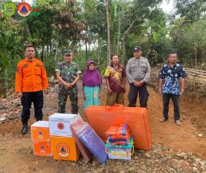 Senin, 02 Juni 2025. BPBD Kab. Trenggalek memberikan bantuan kepada warga terdampak kebakaran rumah di Rt. 04 Rw. 02 Dusun Jogadi Desa Pandean Kec. Dongko