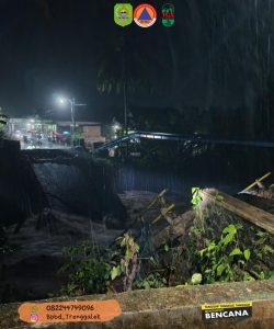 Rabu, 4 Juni 2025. Jembatan penghubung Ds. Bangun dan Ds. Bendoroto Kec. munjungan mengalami Amblas ke gerus banjir