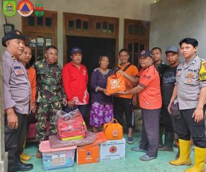 Jumat, 20 Juni 2025. BPBD Kab. Trenggalek memberikan bantuan logistik kepada warga terdampak Tanah Longsor di Dusun Kedungdowo Desa Bendoagung Kecamatan Kampak.