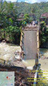 Kamis, 5 Juni 2025. Terjadi jembatan putus yang berada di RT 35 RW 3 Dusun Jajar Desa Bangun, Kecamatan Munjungan.