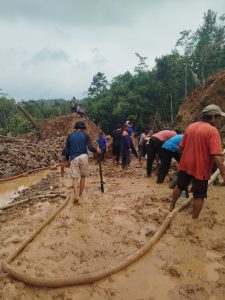 Minggu, 22 Juni 2025. BPBD Kabupaten Trenggalek melaksanakan kerja bakti membersihkan material longsor dan melakukan normalisasi sungai di Desa Depok Kecamatan Bendungan