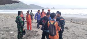 Senin, 23 Juni 2025. BPBD Kab. Trenggalek dengan Tim SAR Gabungan Melaksanakan Operasi SAR pencarian korban terseret ombak di Pantai Konang Kec. Panggul,